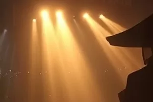 天美影视首屏主推剧集的深夜片场画面